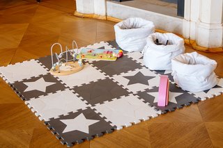 Spielteppich mit Spielzeug auf einer Hochzeit